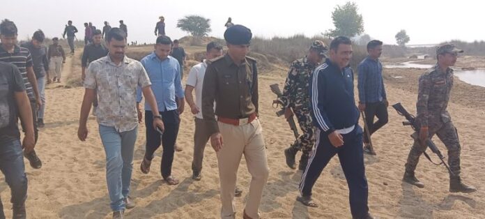 अवैध खनन के खिलाफ छापामारी करने गयी पुलिस पर ताबड़तोड़ फायरिंग, आत्मरक्षा में पुलिस द्वारा भी फायरिंग, एक ट्रेक्टर जब्त