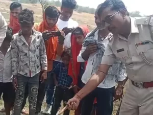 जमुई में एक तेज रफ्तार ट्रक ने बाइक सवार दो लोगों को मारी टक्कर, ट्रक के नीचे दबने से एक की मौके पर ही मौत, चालक फरार