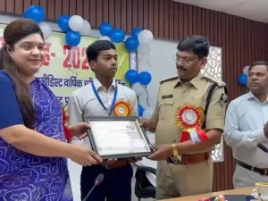 जिला प्रशासन द्वारा मैट्रिक बोर्ड परीक्षा के मेधावी छात्रों का विशेष सम्मान