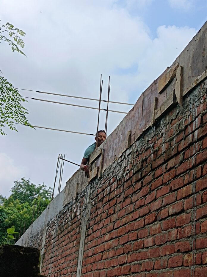 जमुई में मकान निर्माण के दौरान एक मजदूर की हाई टेंशन की चपेट में आने से मौत